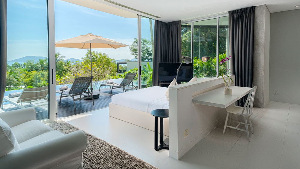 Villa Abientw - Restful master bedroom with magnificent views of the bay